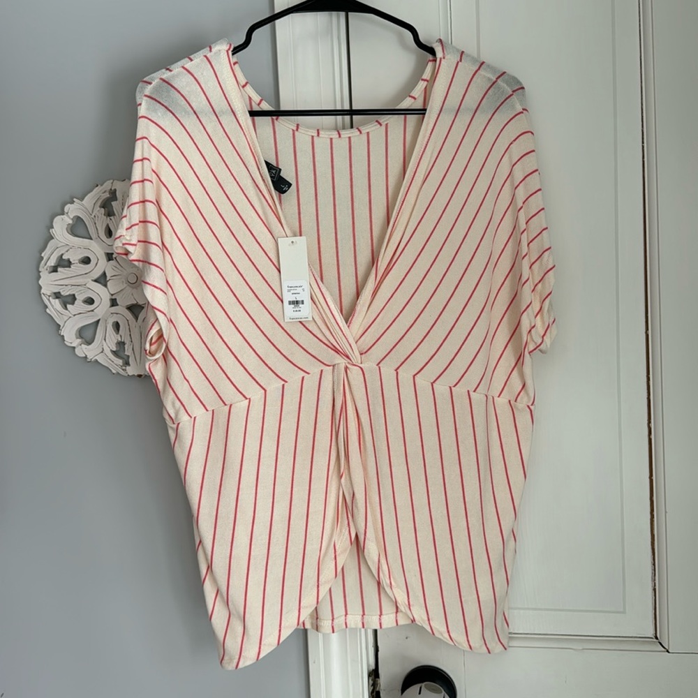 NWT Francesca’s T-shirt with Back detail in Cream/Pink